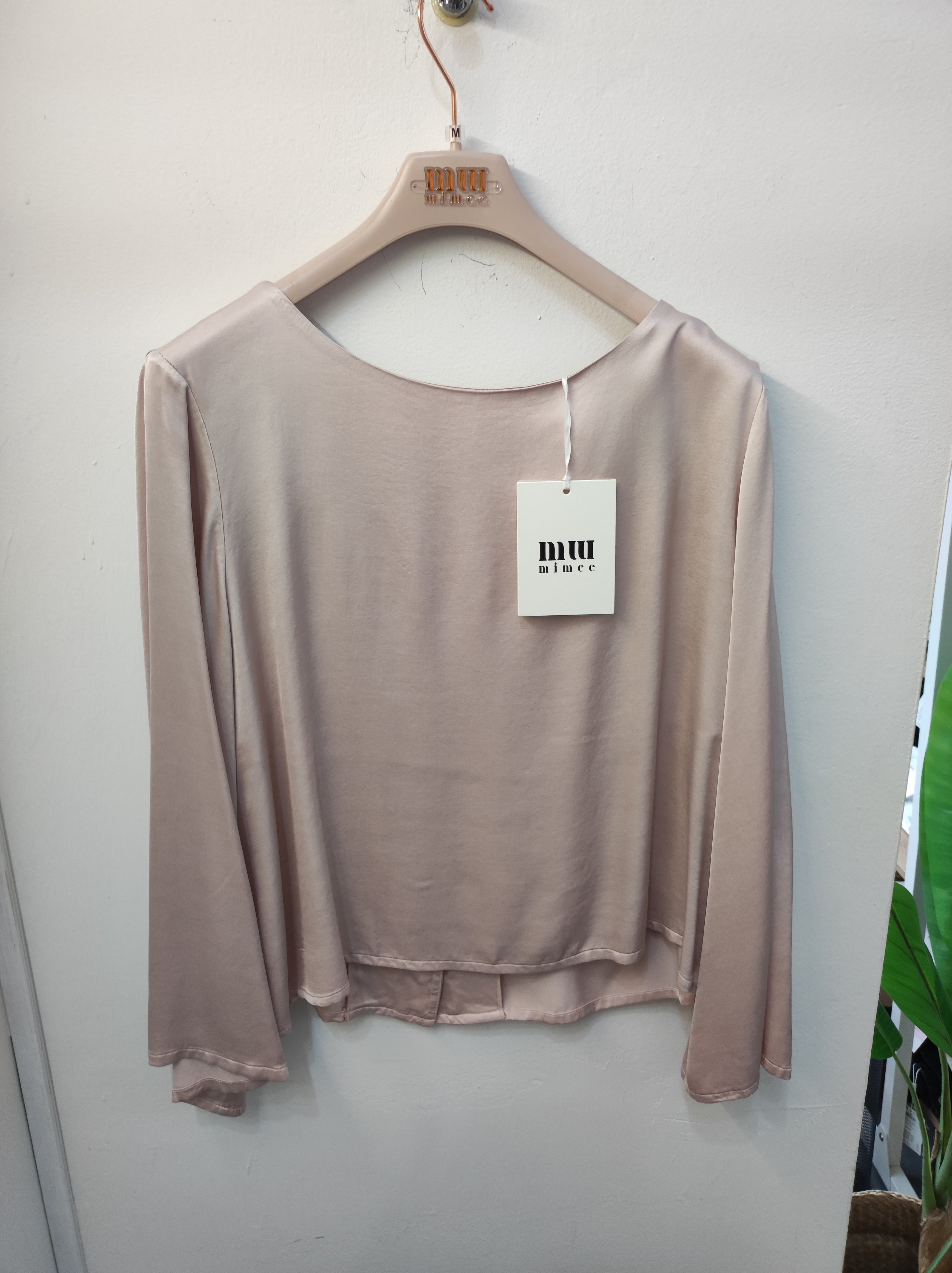 Blusa bottoni dietro cipria