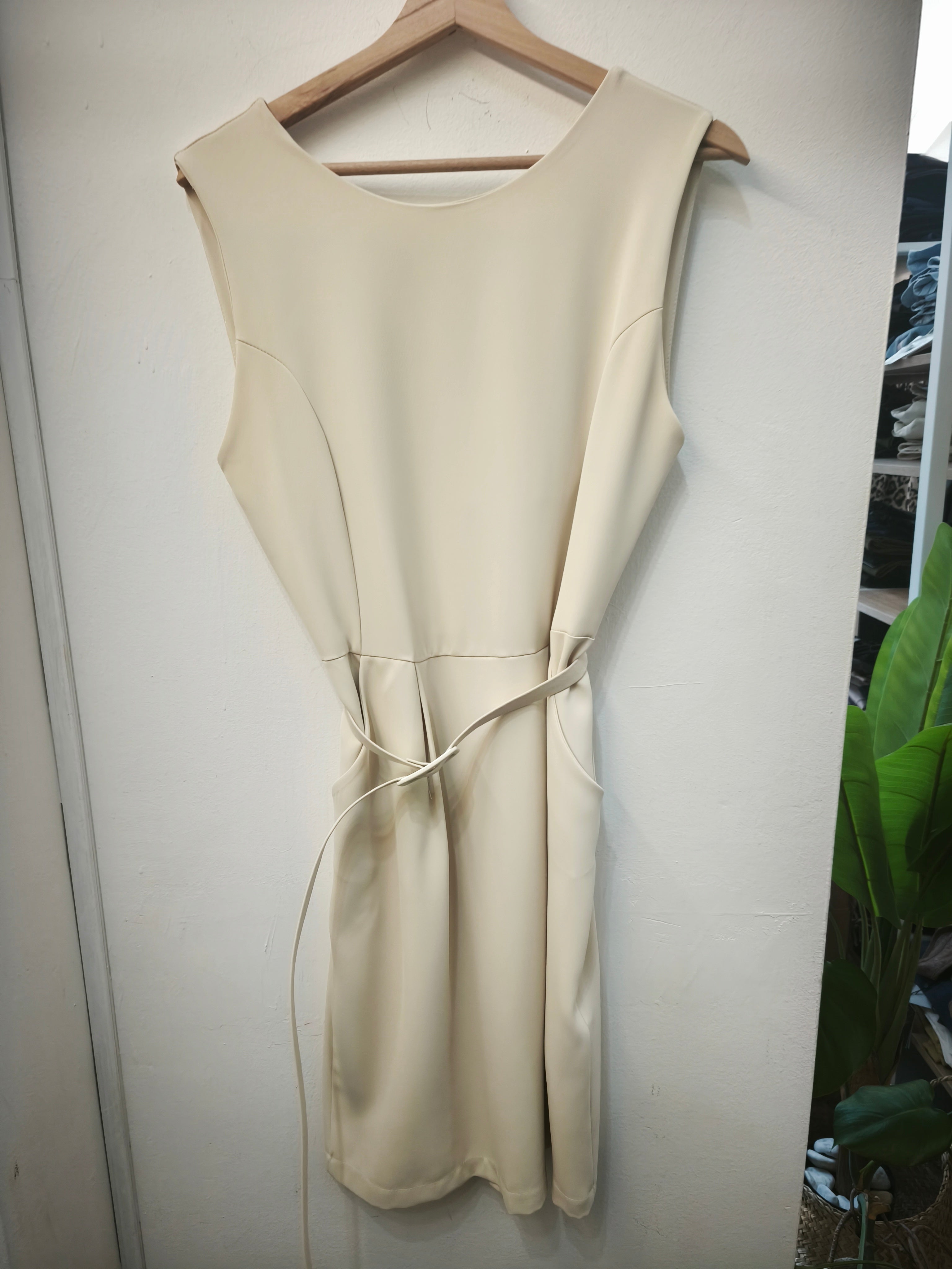 Abito midi con cintura