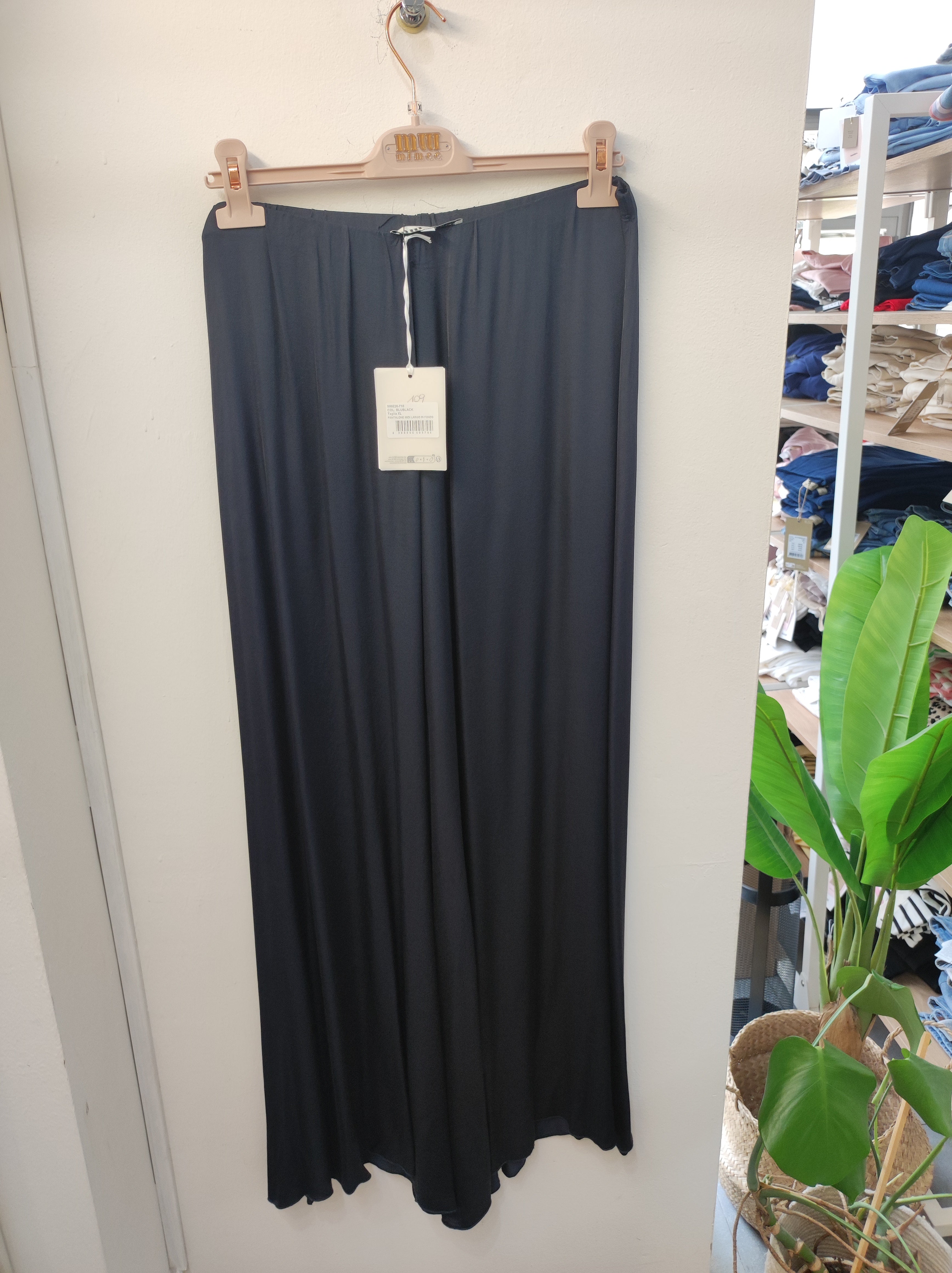 Pantalone midi largo in fondo blu