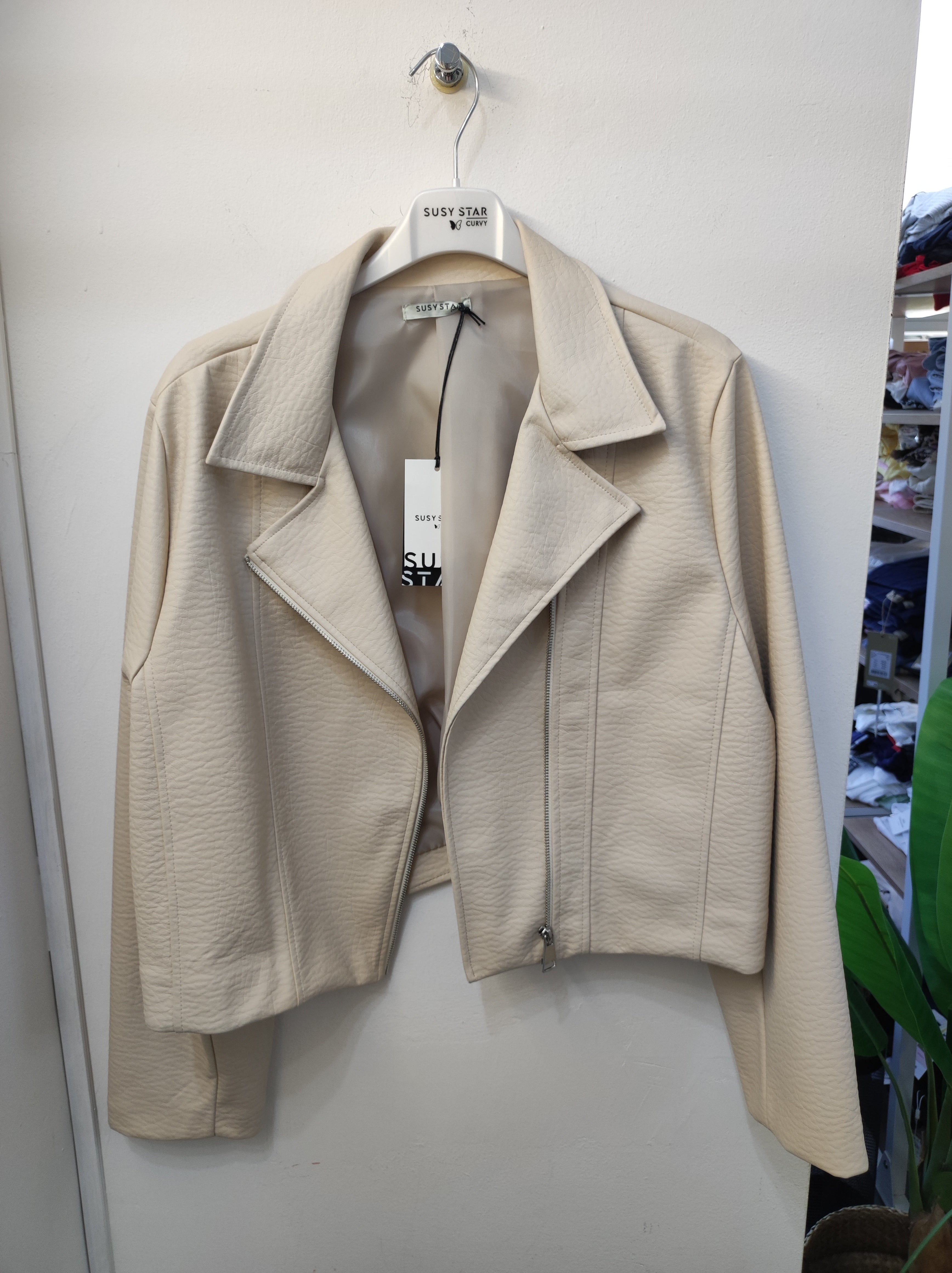 Chiodo corto beige
